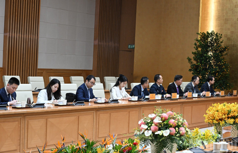 Miembros de la delegación que acompaña al embajador de China en Vietnam asisten al encuentro.