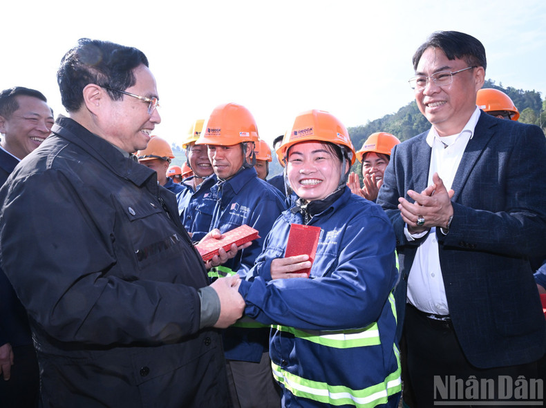 El primer ministro entrega obsequios y felicita el Año Nuevo a los trabajadores.