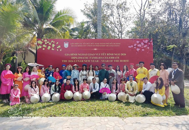 El personal de los Consulados Generales de otros países en Ciudad Ho Chi Minh experimenta numerosas actividades culturales tradicionales vietnamitas. (Foto: VNA)