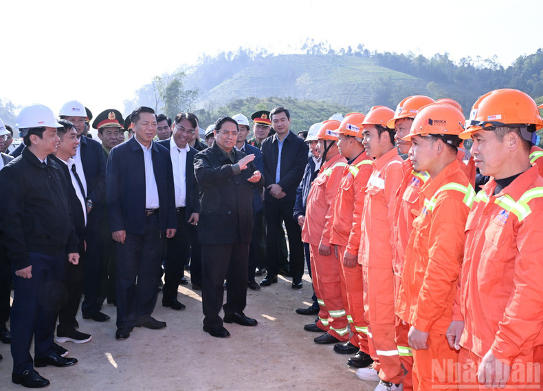 El primer ministro saluda y alienta a las unidades que ejecutan el proyecto.