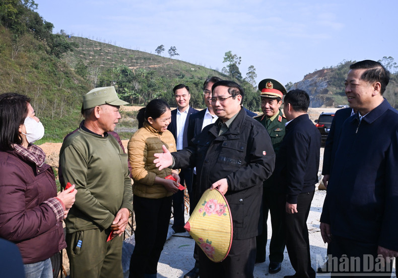 El primer ministro saluda y felicita el Año Nuevo a los habitantes en las zonas por donde pasa la autopista.