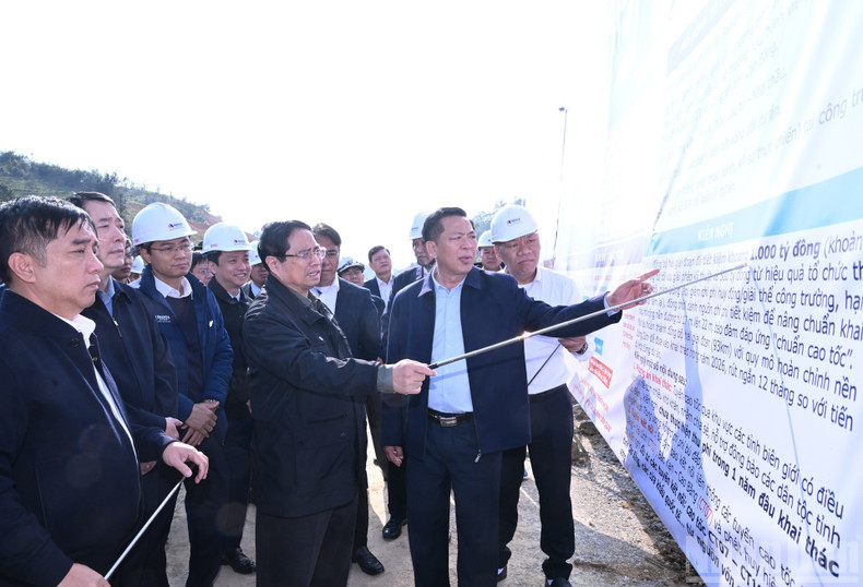 El primer ministro escucha el informe sobre la implementación de los proyectos.