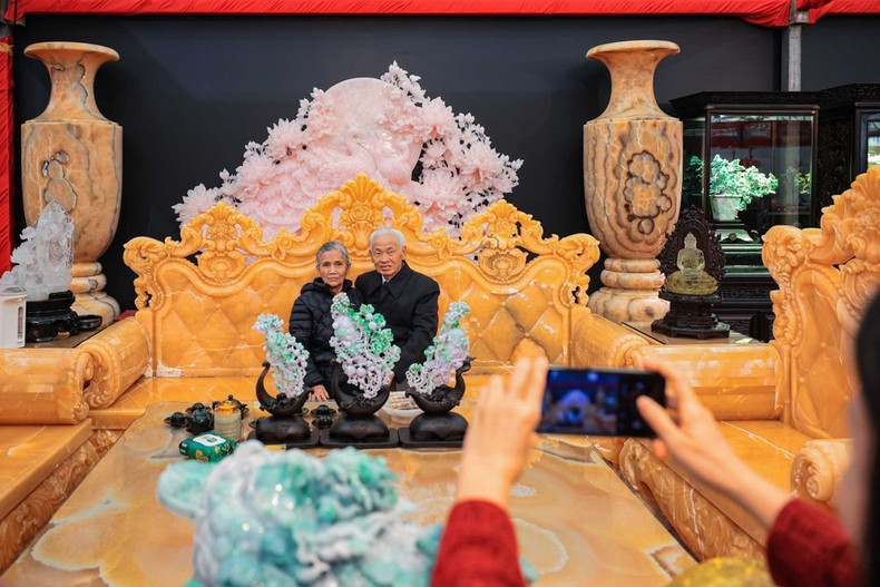 Un enorme juego de mesa y sillas de jade Hoang Long y jadeíta, expuesto en la feria, llama la atención de los visitantes. (Foto: VNA)