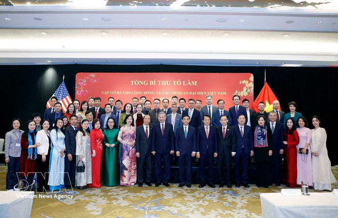 El secretario general del PCV, To Lam, con funcionarios y personal de la Embajada de Vietnam y sus oficinas de representación en Estados Unidos. (Foto: VNA)