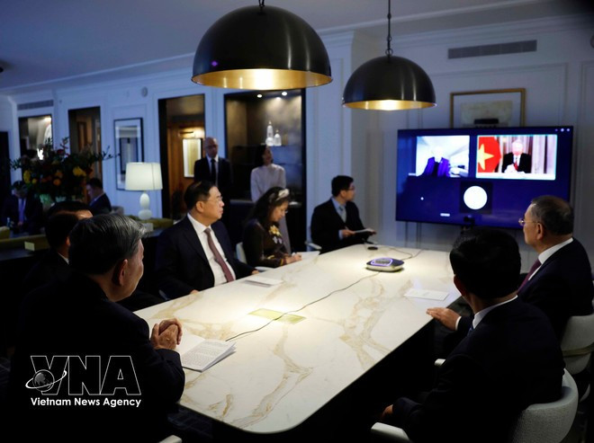 El secretario general del PCV, To Lam, en una llamada con el exsenador estadounidense Patrick Leahy. (Foto: VNA)