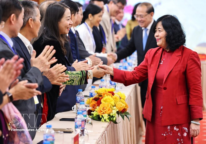 La presidenta del FPV, Bui Thi Minh Hoai, saluda a los delegados. (Foto: VNA)