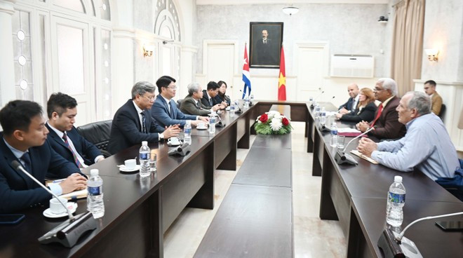 La delegación vietnamita se reúne con el presidente del Tribunal Supremo Popular de Cuba, Oscar Manuel Silvera Martínez. (Foto: VNA)