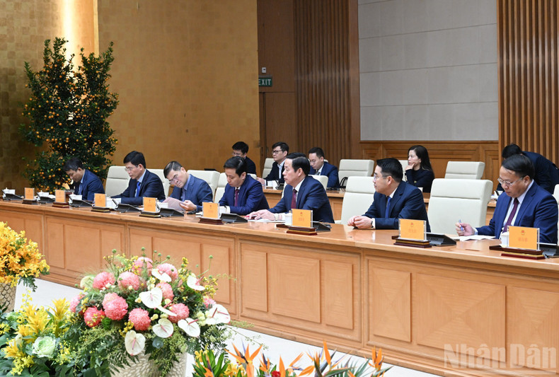 Representantes de los ministerios, comisiones y organismos de Vietnam asisten al encuentro.