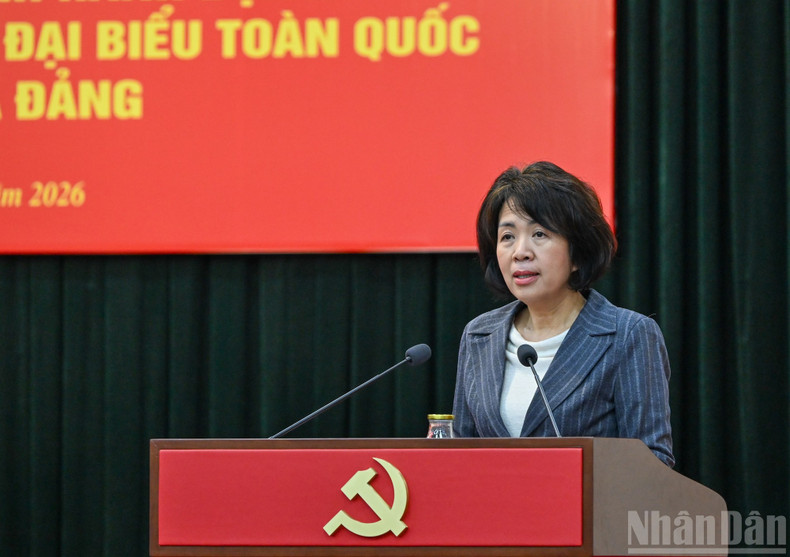 Nguyen Thi Hoang Van, subsecretaria del Comité del Partido de los Órganos Partidistas del CC del PCV, interviene en la conferencia.