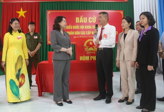 En la inspección en el colegio electoral número 32, en el barrio de Tran Bien. (Foto: VNA)
