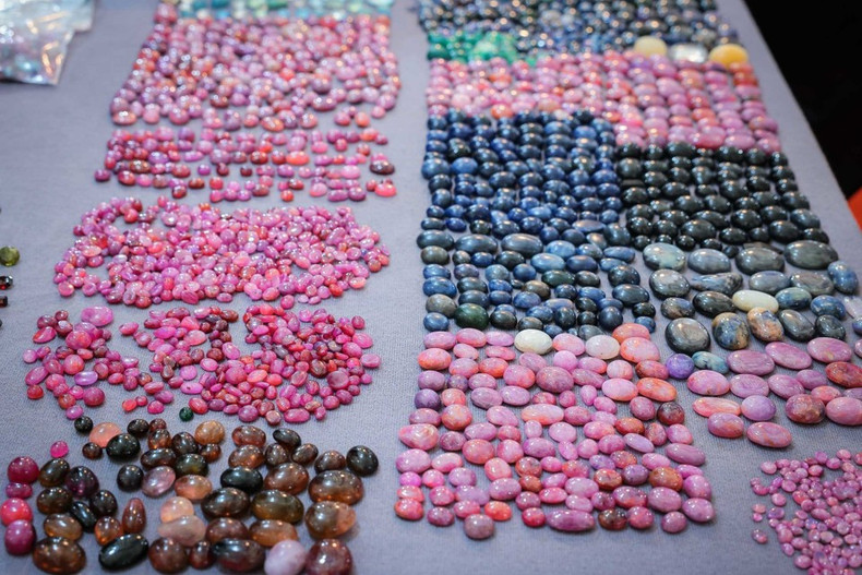 En la Feria de Primavera de 2026 se exhibe una diversa selección de piedras preciosas de todo el país. (Foto: VNA)