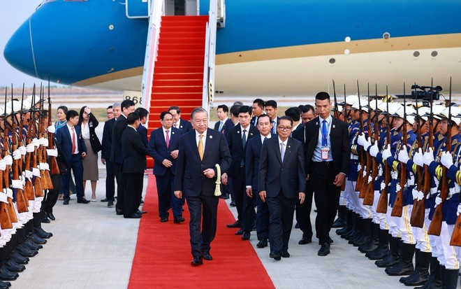 En la ceremonia de bienvenida al secretario general del PCV, To Lam, y a la delegación de alto nivel del Partido y el Estado de Vietnam en el Aeropuerto Internacional de Techo. (Foto: VNA)