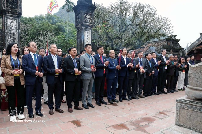 Residentes vietnamitas en el extranjero ofrecen incienso en el complejo de templos dedicados a Reyes Dinh y Le en la provincia de Ninh Binh el 7 de febrero de 2026. (Foto: VNA)