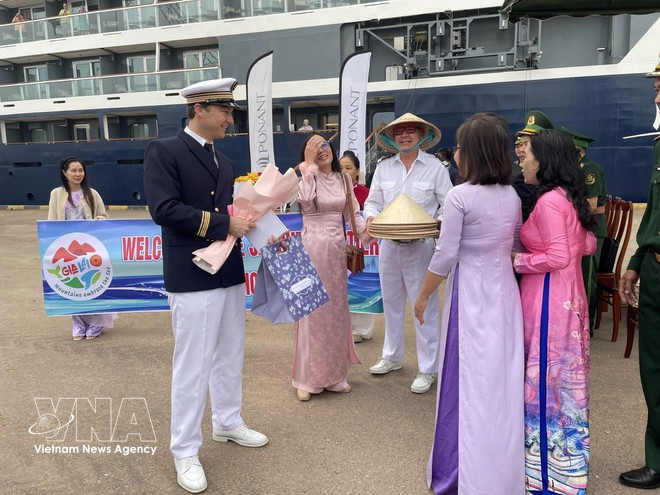 Turistas internacionales en el puerto de Quy Nhon. (Foto: VNA)