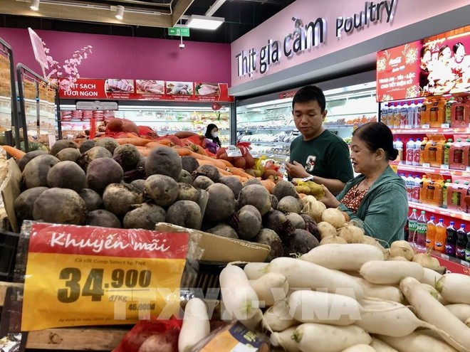 El supermercado ofrece promociones para algunas verduras y frutas. (Foto: VNA)