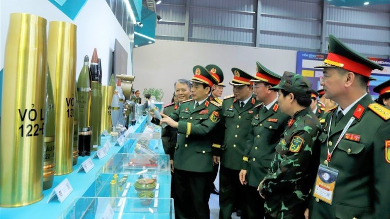 El general Phan Van Giang, miembro del Buró Político del PCV, subsecretario de la Comisión Militar Central y ministro de Defensa de Vietnam, junto con dirigentes de la Dirección General de la Industria de Defensa, aprecia productos de la industria de defensa vietnamita en el marco de la Exposición Internacional de Defensa Vietnam 2024.