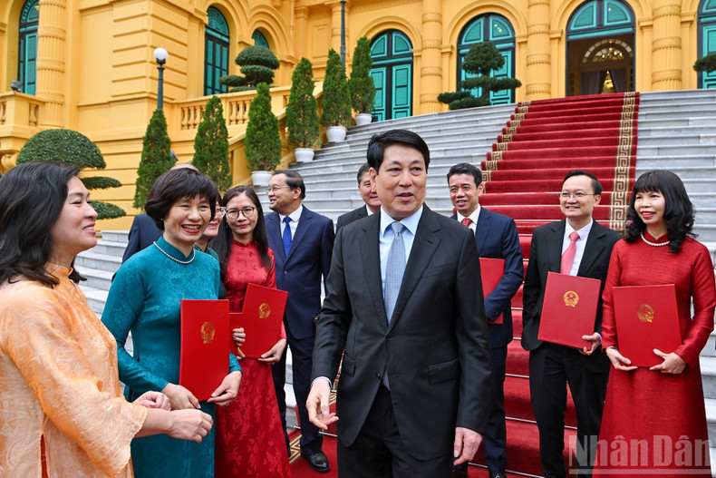 El presidente Luong Cuong junto a los embajadores nombrados y los delegados asistentes.