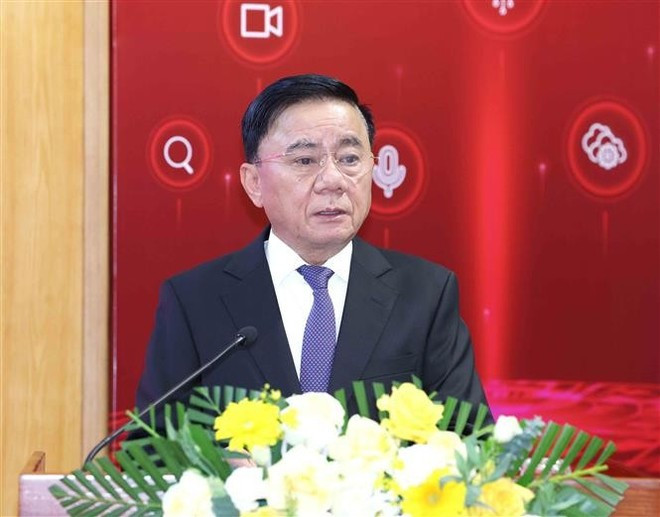 El miembro del Buró Político y permanente del Secretariado del Comité Central del PCV, Tran Cam Tu, interviene en la cita. (Foto: VNA)