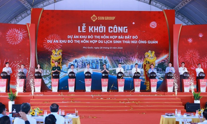 El primer ministro Pham Minh Chinh y sus delegados inauguraron dos proyectos que benefician a la APEC: el área urbana de uso mixto Bai Dat Do y el área urbana de uso mixto ecoturístico Nui Ong Quan. (Foto: VNA)