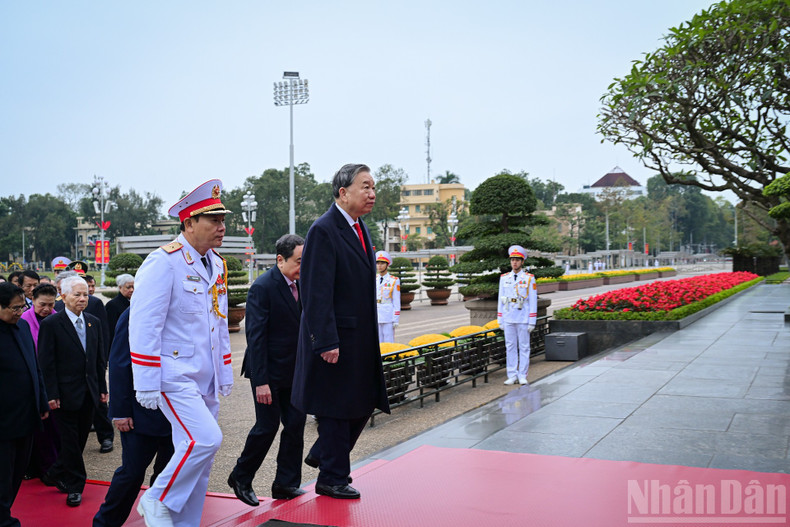 El secretario general del PCV, To Lam, rinde homenaje al Presidente Ho Chi Minh en su Mausoleo.