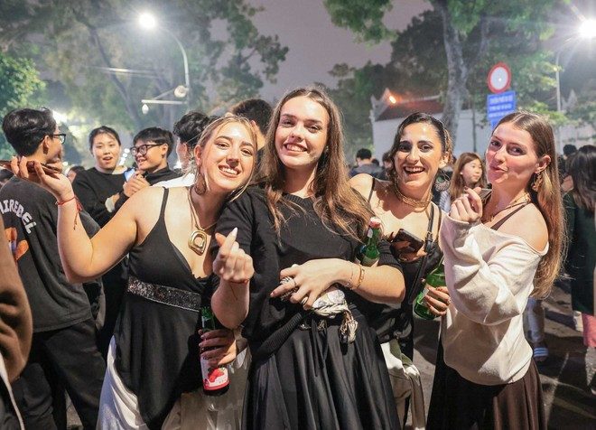 Extranjeros disfrutan la vibrante llegada de 2026 en la capital vietnamita. (Foto: VNA)