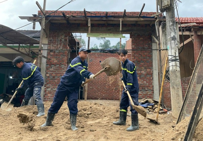 Las fuerzas policiales de la ciudad de Da Nang colaboran en la construcción de viviendas para los residentes de la comuna montañosa de Nam Tra My. (Foto: VNA)