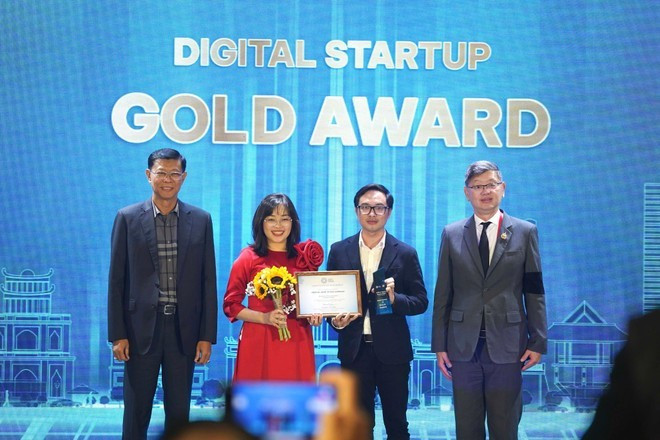 Representantes de MedCAT reciben el Premio de Oro en los Premios Digitales de la ASEAN 2026. (Foto: VNA)