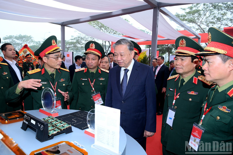 El líder partidista visita los productos de alta tecnología del Grupo Militar de Industria y Telecomunicaciones.