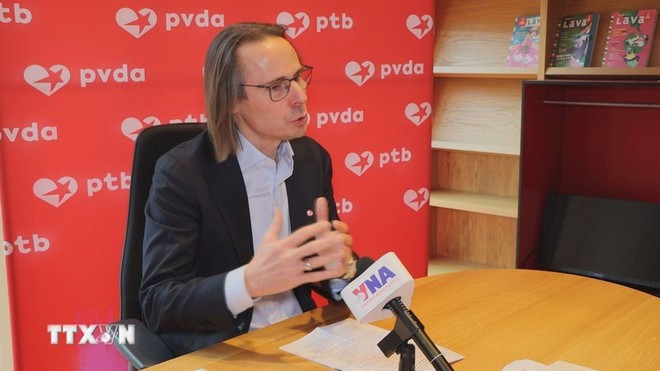 Benjamin Pestieau, secretario general adjunto del Partido del Trabajo de Bélgica, en una entrevista concedida a la Agencia Vietnamita de Noticias. (Foto: VNA)