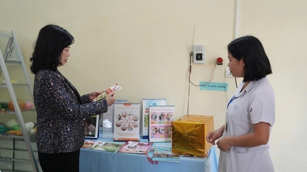 La ministra de Salud, Dao Hong Lan, inspecciona las labores de educación y comunicación sanitaria en una clínica de la comuna de Sam Mun, provincia de Dien Bien. (Foto: Periódico Suc khoe va Doi song)