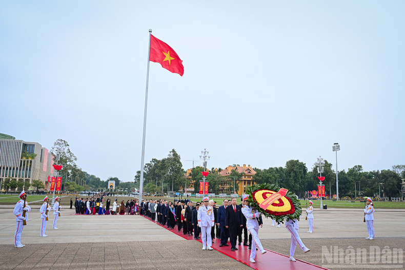 Los dirigentes del Partido y del Estado entran al Mausoleo para rendir homenaje al Presidente Ho Chi Minh.