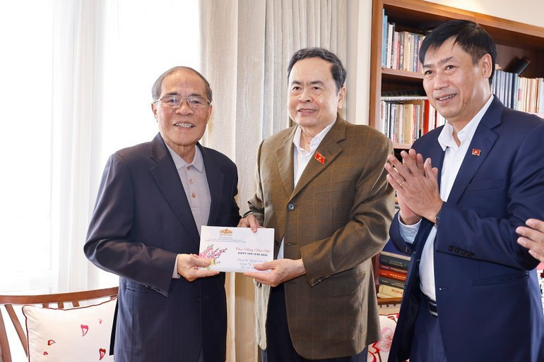 El presidente de la AN, Tran Thanh Man, visita y felicita con motivo del Tet al expresidente del Parlamento, Nguyen Sinh Hung. (Foto: Doan Tan/VNA)