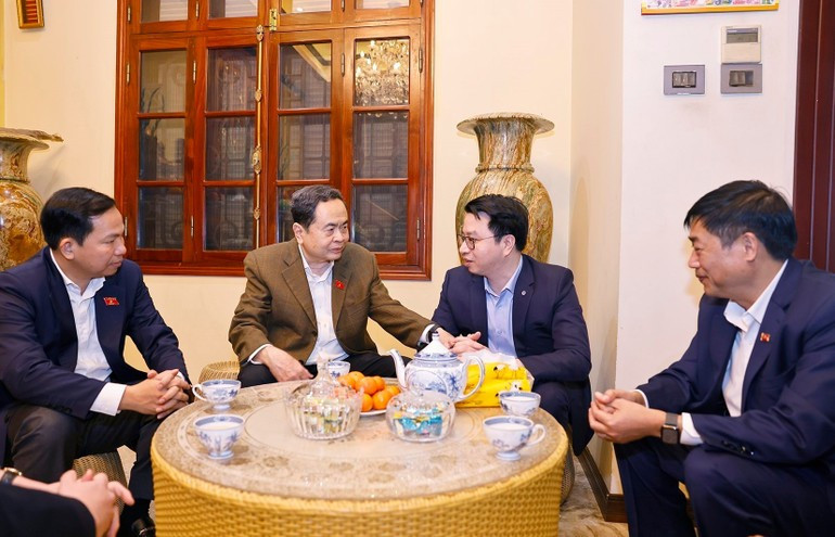 El presidente de la AN, Tran Thanh Man, visita a la familia del difunto presidente Tran Dai Quang, y ofrece incienso en homenaje al extinto líder. (Foto: Doan Tan/VNA)