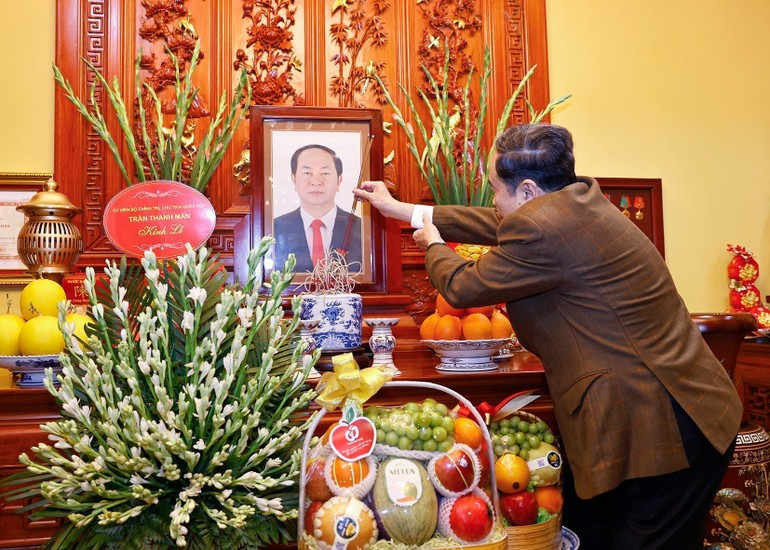 El presidente de la AN, Tran Thanh Man, visita a la familia del difunto presidente Tran Dai Quang, y ofrece incienso en homenaje al extinto líder. (Foto: Doan Tan/VNA)
