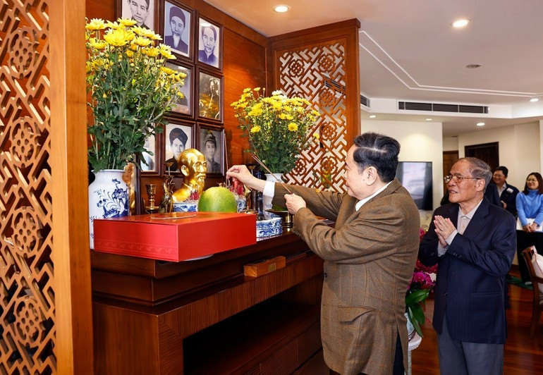 El presidente de la AN, Tran Thanh Man, visita y felicita con motivo del Tet al expresidente del Parlamento, Nguyen Sinh Hung. (Foto: Doan Tan/VNA)