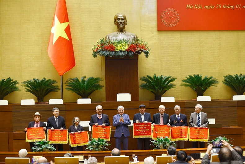 El vicepresidente permanente de la AN, Do Van Chien, entrega estandartes de felicitación por longevidad a exdirigentes de la AN de distintos períodos. (Foto: VNA)