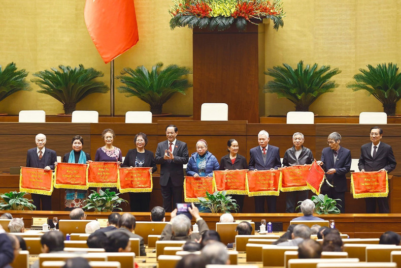 El vicepresidente de la AN, Tran Quang Phuong, entrega estandartes de felicitación por longevidad a exdirigentes de la AN de distintos períodos. (Foto: VNA)