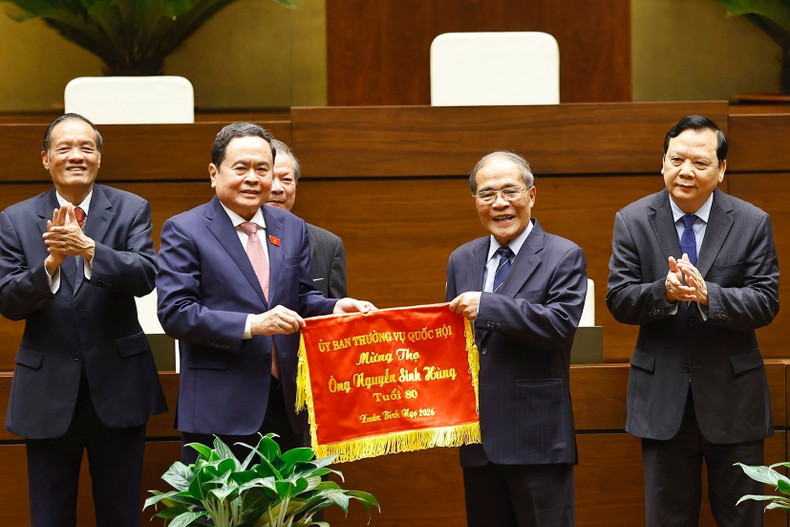 El presidente de la AN, Tran Thanh Man, entrega el estandarte de felicitación por longevidad del Comité Permanente de la AN al expresidente del Parlamento, Nguyen Sinh Hung. (Foto: VNA)