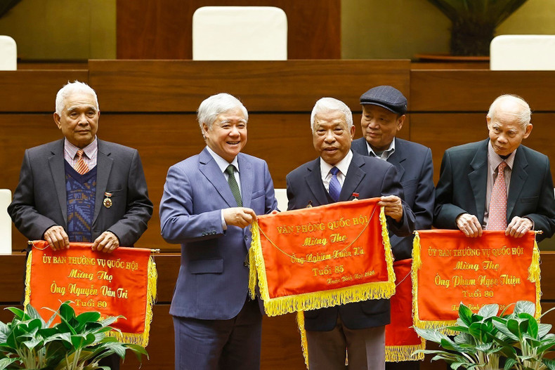 El vicepresidente de la AN, Tran Quang Phuong, entrega estandartes de felicitación por longevidad a exdirigentes de la AN de distintos períodos. (Foto: VNA)
