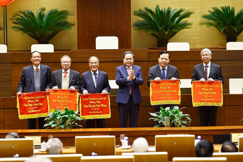 El presidente de la AN, Tran Thanh Man, entrega estandartes de felicitación por longevidad a exdirigentes de la AN de distintos períodos. (Foto: VNA)