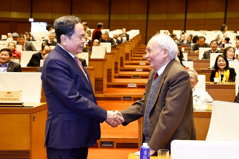 El presidente de la AN, Tran Thanh Man, y los delegados. (Foto: Doan Tan/VNA)