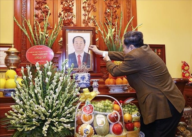 El presidente de la Asamblea Nacional de Vietnam, Tran Thanh Man, ofrece incienso en memoria del presidente Tran Dai Quang. (Foto: VNA)