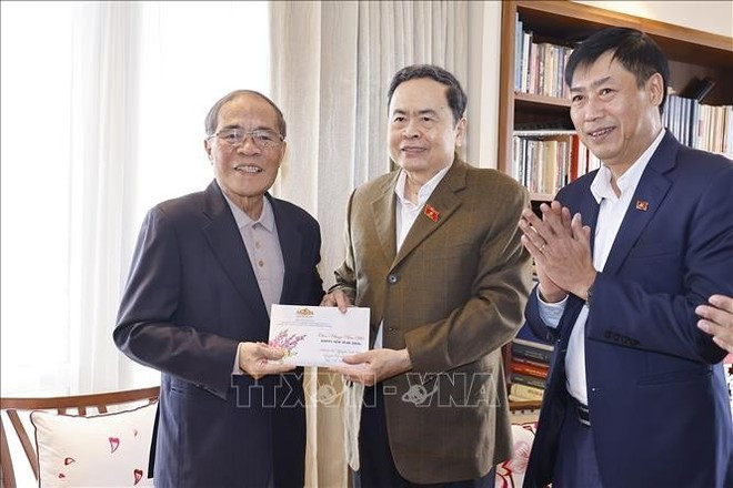 El presidente de la Asamblea Nacional de Vietnam, Tran Thanh Man, felicita al extitular legislativo Nguyen Sinh Hung por el Tet. (Foto: VNA)