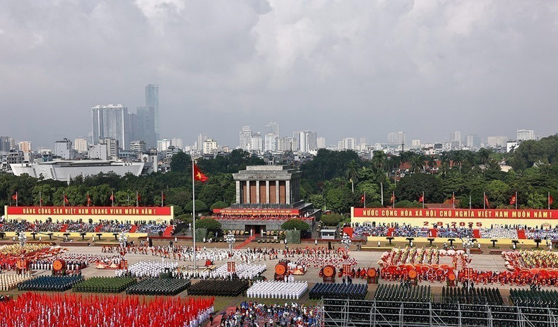 El 2 de septiembre de 2025, se celebró solemnemente el Desfile militar y popular por el 80º aniversario del éxito de la Revolución de Agosto (19 de agosto) y el Día Nacional de Vietnam (2 de septiembre) en la plaza capitalina Ba Dinh y algunas calles de Hanói. (Foto: VNA)