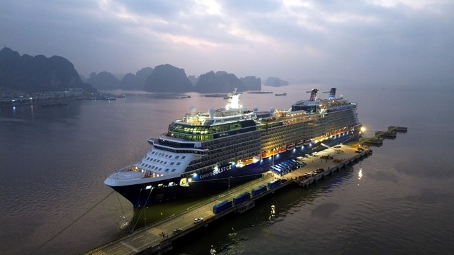 El Celebrity Solstice, con bandera maltesa, atraca en el puerto internacional de pasajeros de Ha Long. (Foto: VNA)