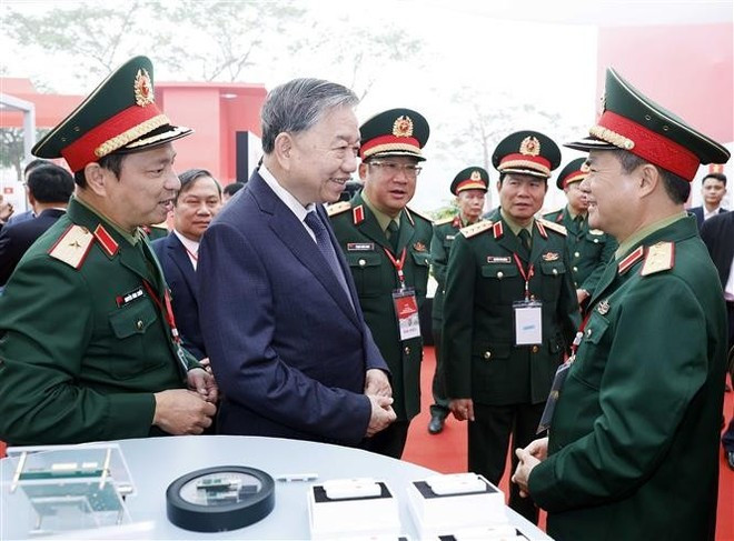 El secretario general del Partido Comunista de Vietnam, To Lam, visita un stand de exhibición sobre la primera fábrica de semiconductores del país. (Foto: VNA)