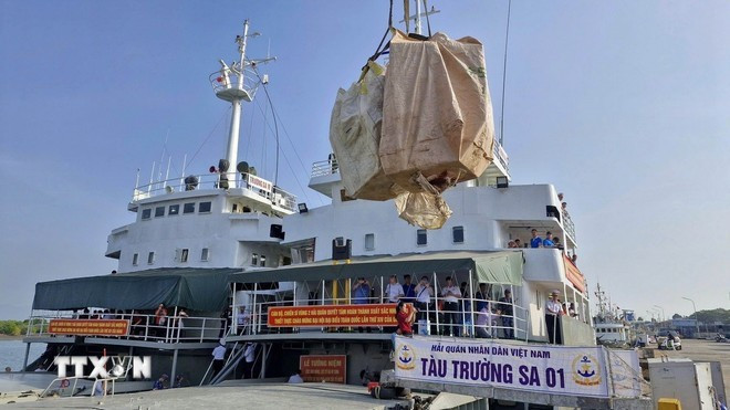 Traslado de los últimos regalos del Tet al barco. (Foto: VNA)