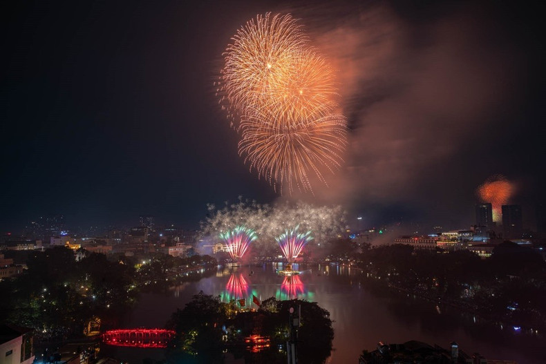 Los deslumbrantes fuegos artificiales en el momento de la transición del año viejo al nuevo en la zona del lago Hoan Kiem. (Foto: VNA)