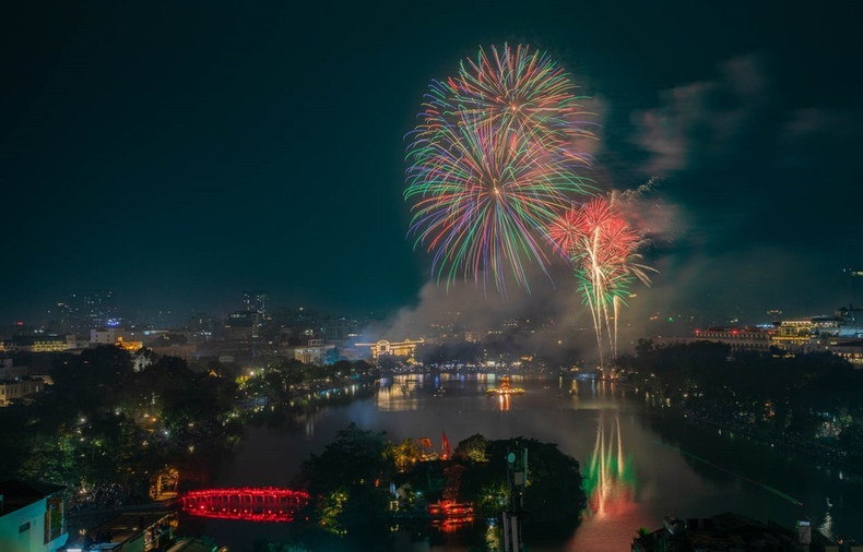 Los deslumbrantes fuegos artificiales en el momento de la transición del año viejo al nuevo en la zona del lago Hoan Kiem. (Foto: VNA)