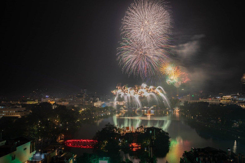 Los deslumbrantes fuegos artificiales en el momento de la transición del año viejo al nuevo en la zona del lago Hoan Kiem. (Foto: VNA)